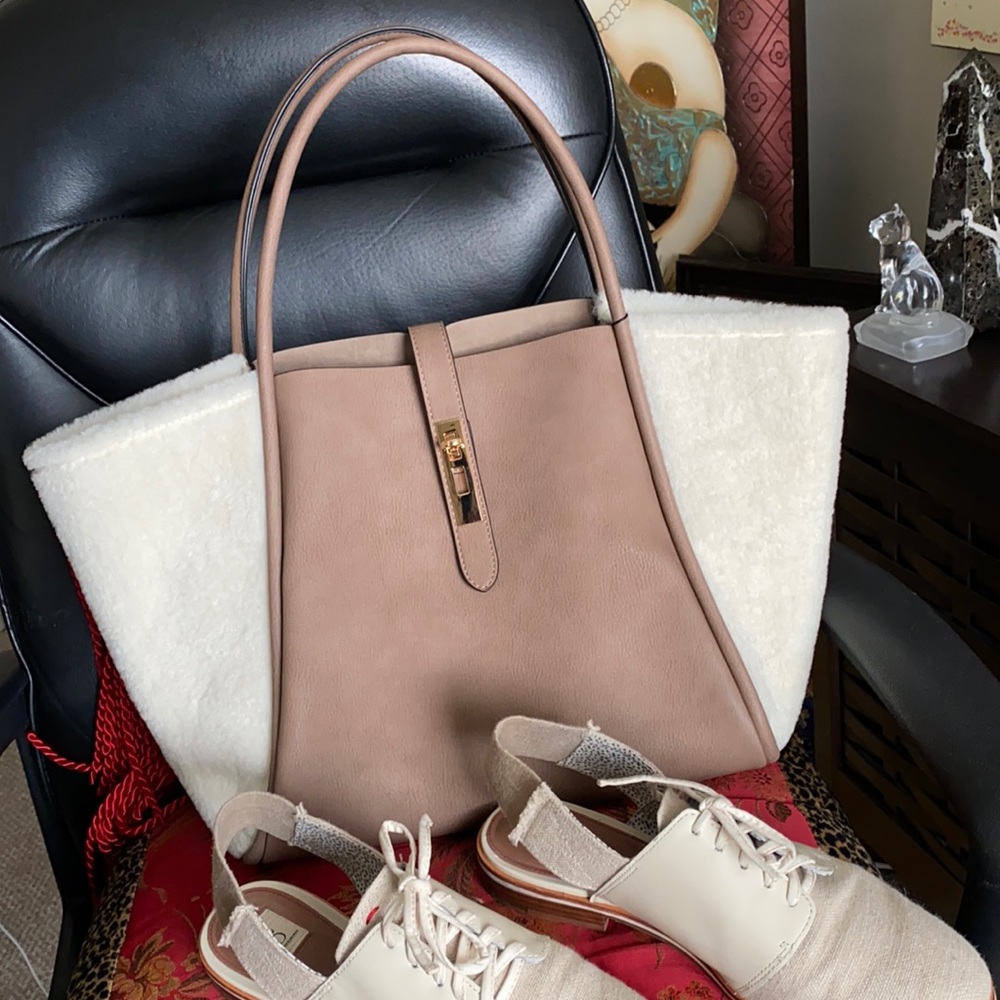 Oh how chic! Wear an Un Billion bag!
